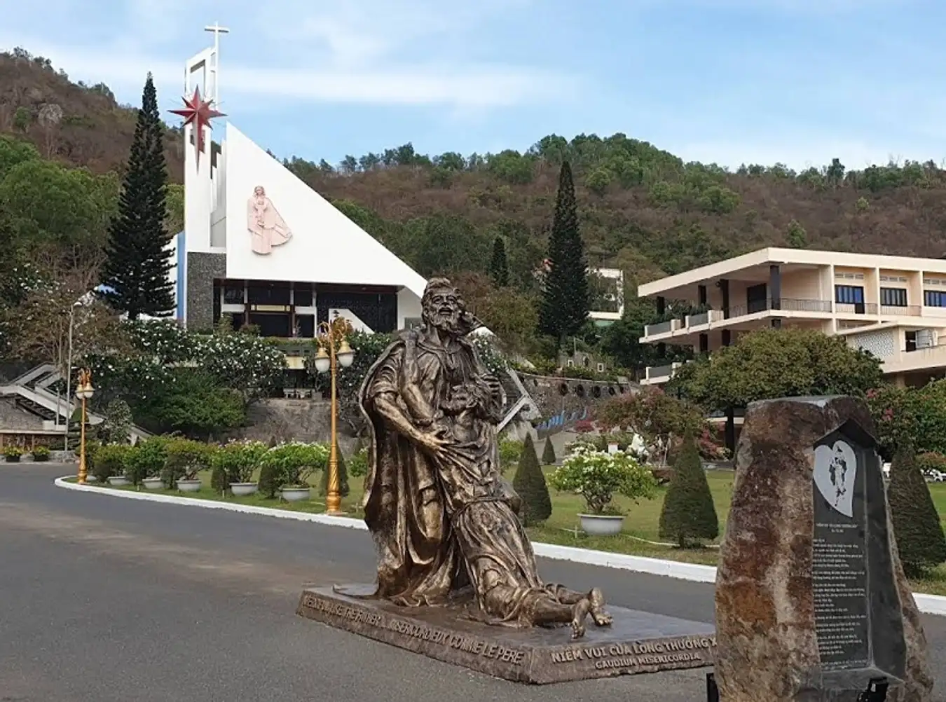 den-thanh-duc-me-bai-dau-1