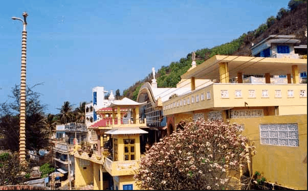 Cột tháp nổi bật thu hút ánh nhìn của du khách ngay từ xa, tạo điểm nhấn độc đáo trên hành trình đến với Tịnh Xá.